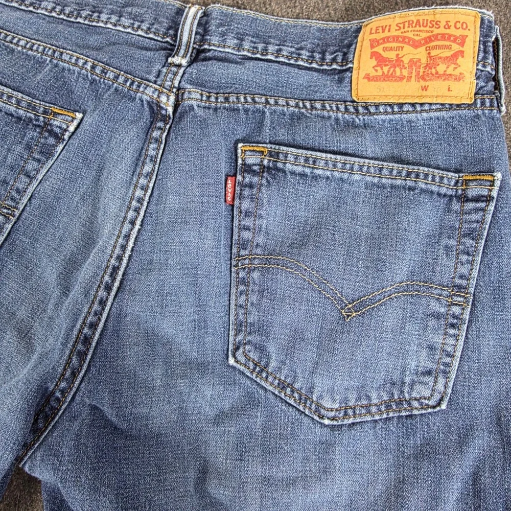 Levis 514 Mens Straight Fit Jeans 36x34 Measures 34x33 Med Wash Denim Distressed